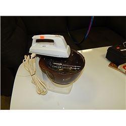 RETRO MIXER WITH STAND - INCLUDS 2 BOWLS