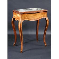 A Louis XV style kingwood serpentine jardinière stand, the moulded shaped top with inset liner abov.