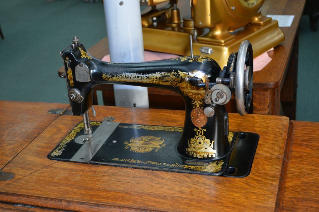 Singer Treadle Sewing Machine In Quarter Cut Oak And Cast Cabinet With Original Key For Locking Draw