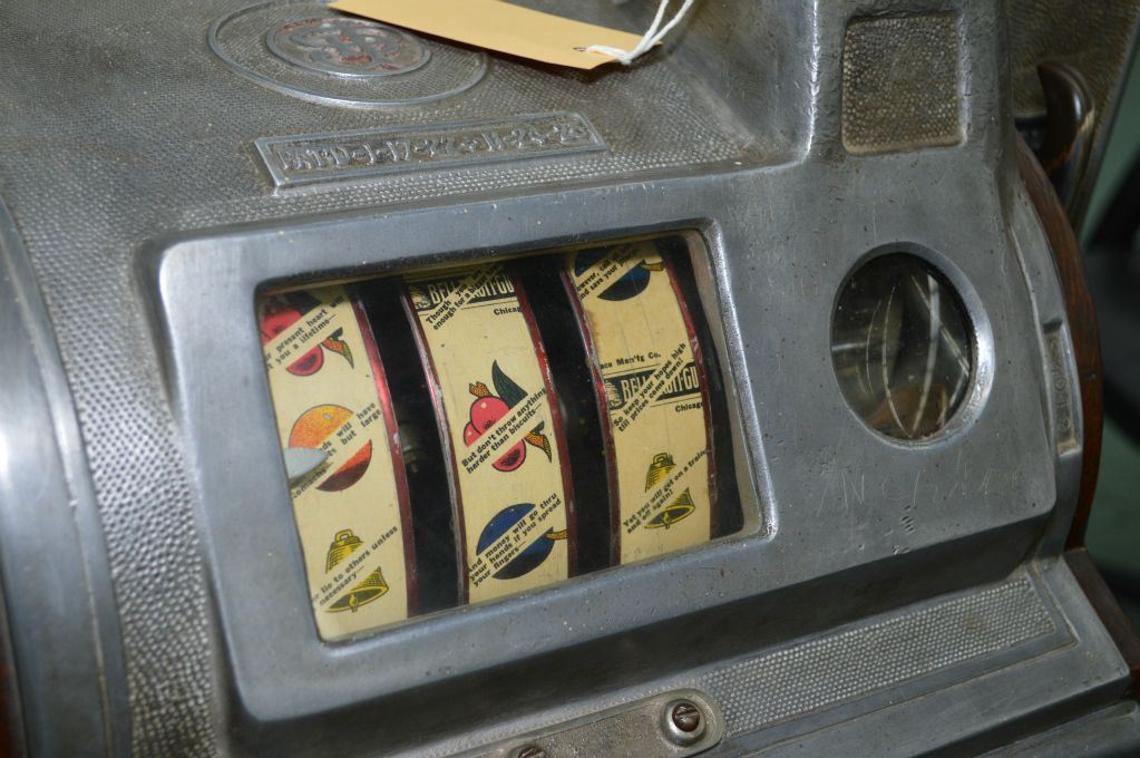 Mints of Quality coin operated slot machine by Burnham Gum Machine ...