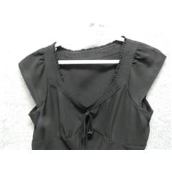 TOP - V NECK - BLACK - RUFFLE ON NECK & BOW TIE - SZ MED