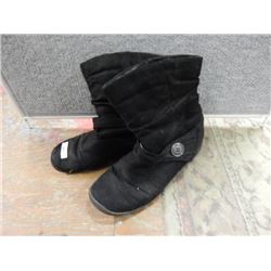 SHOES - WOMANS - TAXI - BLACK ANKLE SIZE SWADE BOOTS - SIZE (NO TAG)