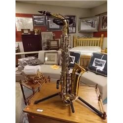 ALTO SAXOPHONE &  CASE - KING CLEVELAND  613 - 202880 - BEAUTIFULL INSTRUMENT - REPLACEMENT ~$500