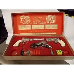 VINTAGE GUN SET - INCLUDES 3 MINITURE ANTIQUE FIRE ARM DESIGNS - PIRATES FLINKLOCK, DERINGER POSTOLE
