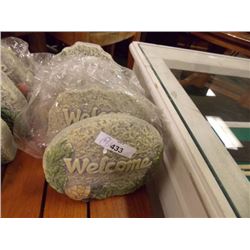 ROUND TOP WELCOME GARDEN SIGNS - 4 PER LOT
