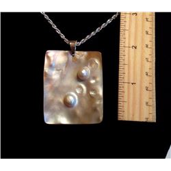 SHELL & NATURAL PEARL PENDANT ON CHAIN