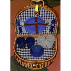 PICNIC BASKET WITH ACCESSORIES