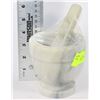 Image 1 : MARBLE MORTAR & PESTLE - WHITE WITH GRAY