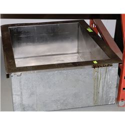 REFRIDGERATED ICE WELL