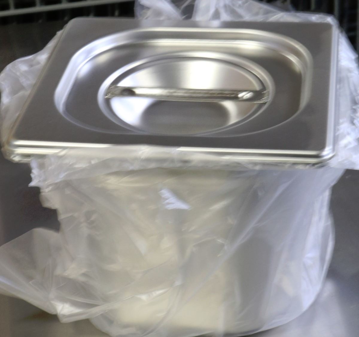 S/S FOOD INSERT FOURTH SIZE 6" DEEP WITH LID