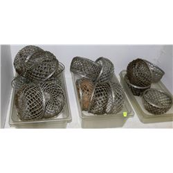 3 PLASTIC INSERTS WITH BASKETS