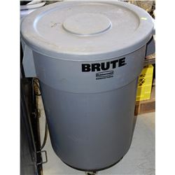 BRUTE GARBAGE CAN WITH LID