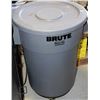 Image 1 : BRUTE GARBAGE CAN WITH LID