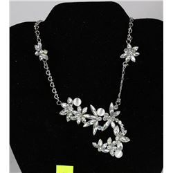 FLOWER PATTERNED RHINESTONE NECKLACE