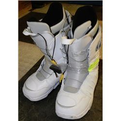 PAIR OF SNOWBOARD BURTON BOOTS SIZE 9.5