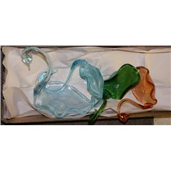 FLAT OF ART GLASS SWANS
