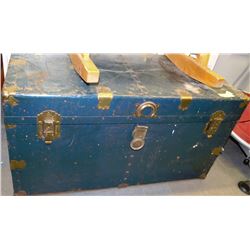 VINTAGE BLUE METAL TRUNK