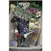 Image 1 : TOTE OF ASSORTED DECOR WITH FONDU SET,WALL