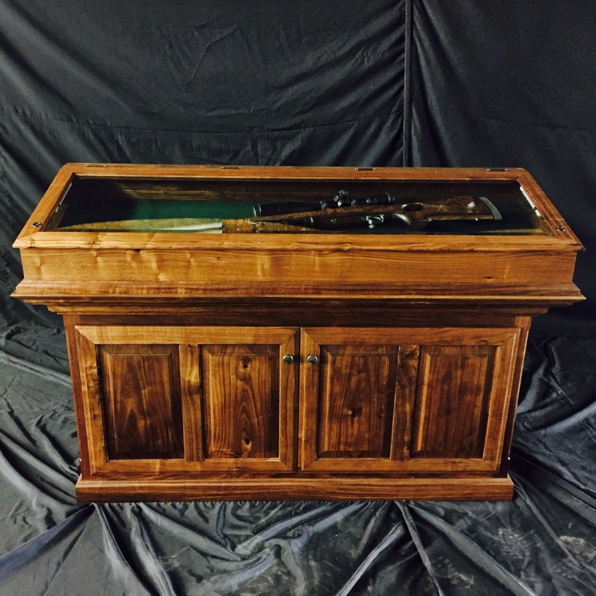 Julian & Sons Tabletop Gun Display