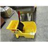 Image 1 : Rubbermaid Mop Bucket