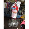 Image 1 : 2500 LB winch & a fire extinguisher - used