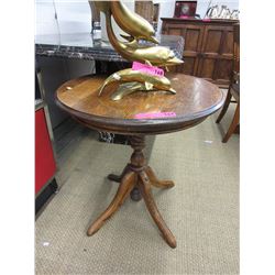 Oak accent table - used