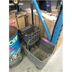 Industrial mop bucket with wringer