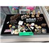 Image 1 : Monkey figurines & collectible pins