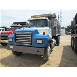 1992 MACK RD688S T/A DUMP TRUCK, VIN/SN:1M2P270Y6NM012110 - MACK DIESEL ENGINE, 9 SPD TRANS, 38K REA