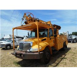 2002 INTERNATIONAL 4400 S/A DIGGER DERRICK, VIN/SN:1HTMKAANX2H538904 - DT466 IHC ENGINE, 6 SPD TRANS