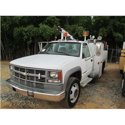2001 CHEVROLET 3500HD SERVICE TRUCK, VIN/SN:3GBKC34F01M113580 - V8 DIESEL ENG, 5 SPD TRANS, READING 