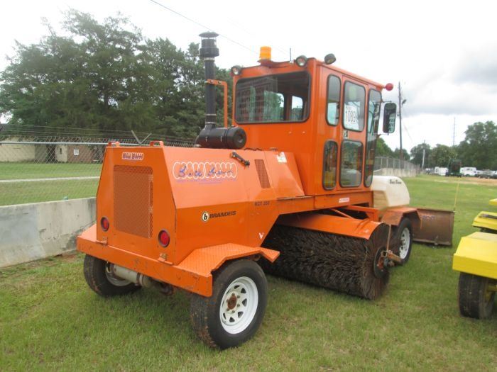 2013 BROCE RCT350 BROOM, VIN/SN:408048 - CUMMINS DIESEL ENGINE, 8 ...