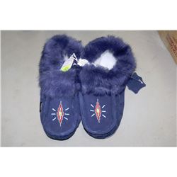 PAIR OF MENS BLUE MOCCASINS - SIZE 9