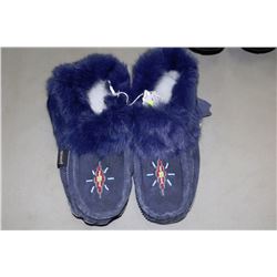 PAIR OF MENS BLUE MOCCASINS - SIZE 11