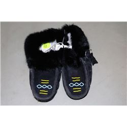 PAIR OF MENS BLACK MOCCASINS - SIZE 8