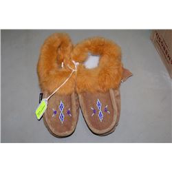 PAIR OF MENS BROWN MOCCASINS - SIZE 11