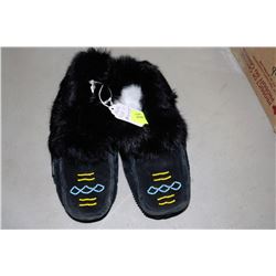 PAIR OF MENS BLACK MOCCASINS - SIZE 11