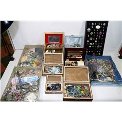 LOT OF MISCELLANOUS JEWELLERY & JEWELLERY BOXES