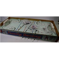 VINTAGE HOCKEY TABLE GAME WITH 13 PLAYERS,