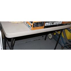 FOLDING TABLE