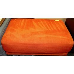 RETRO ORANGE OTTOMAN