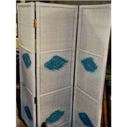 WHITE WICKER 3 PANEL FOLDING SCREEN