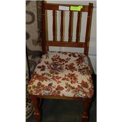 VINTAGE WOODEN CHAIR