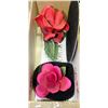 Image 1 : BOX WITH 2 PORCELAIN ROSES AND DISPLAYS