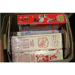 BOX WITH SPORTS COLLECTIBLES INCL. HOCKEY CARDS,