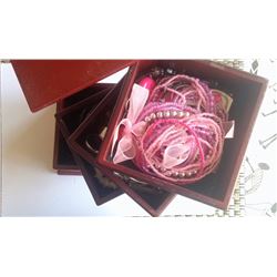 JEWELLERY BOX & CONTENTS