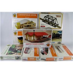 FLAT OF 9 CONTEMPORARY HOUSE HO SCALE LAYOUTS
