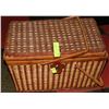 Image 1 : PICNIC BASKET WITH 4 PLATES, 4 CUPS, 4 FORKS,