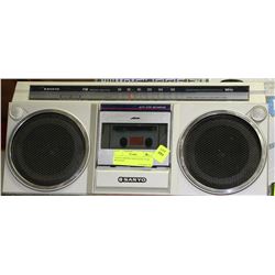 SANYO AM/FM/CASSETTE PLAYER - RECEIVES