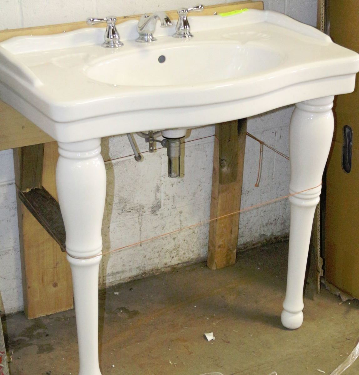 VICTORIAN PORCELAIN SINK WITH 2 PORCELAIN LEGS